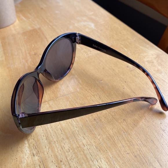 Solar Accents Sunglasses in good condition, without scratches - Picture 2 of 7